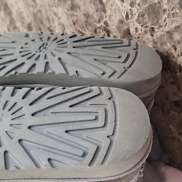 UGG Bailey Button II Woman's Size 5 - Picture 7 of 7